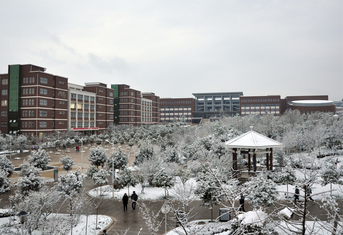 云南經(jīng)濟管理學(xué)院_冰雪校園