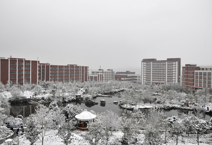 云南經(jīng)濟管理學(xué)院_冰雪校園